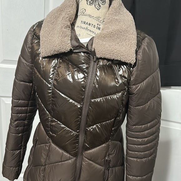 Marc New York by Andrew Marc Women's Asymmetrical Cire Puffer Quilted Mid-Length - Picture 4 of 16